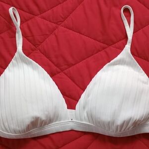 BillaBong women's/ juniors size L bathing suit top C/ D cup